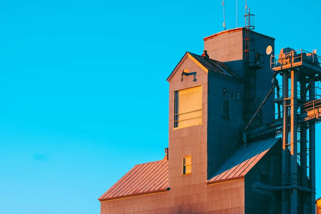 USDA price data showing basis spread variation by region and season