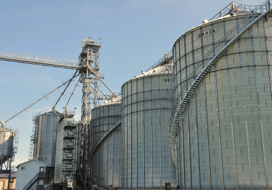 Row crop grain storage facility with commodity price volatility planning